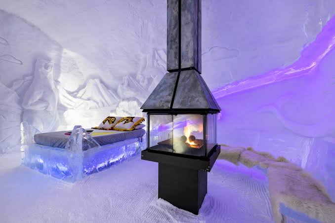 L'Hôtel de Glace en cours de montage, voûtes de neige encore nues.