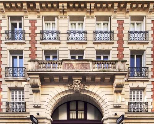 La façade des Bains Paris, rue du Bourg-l'Abbé.