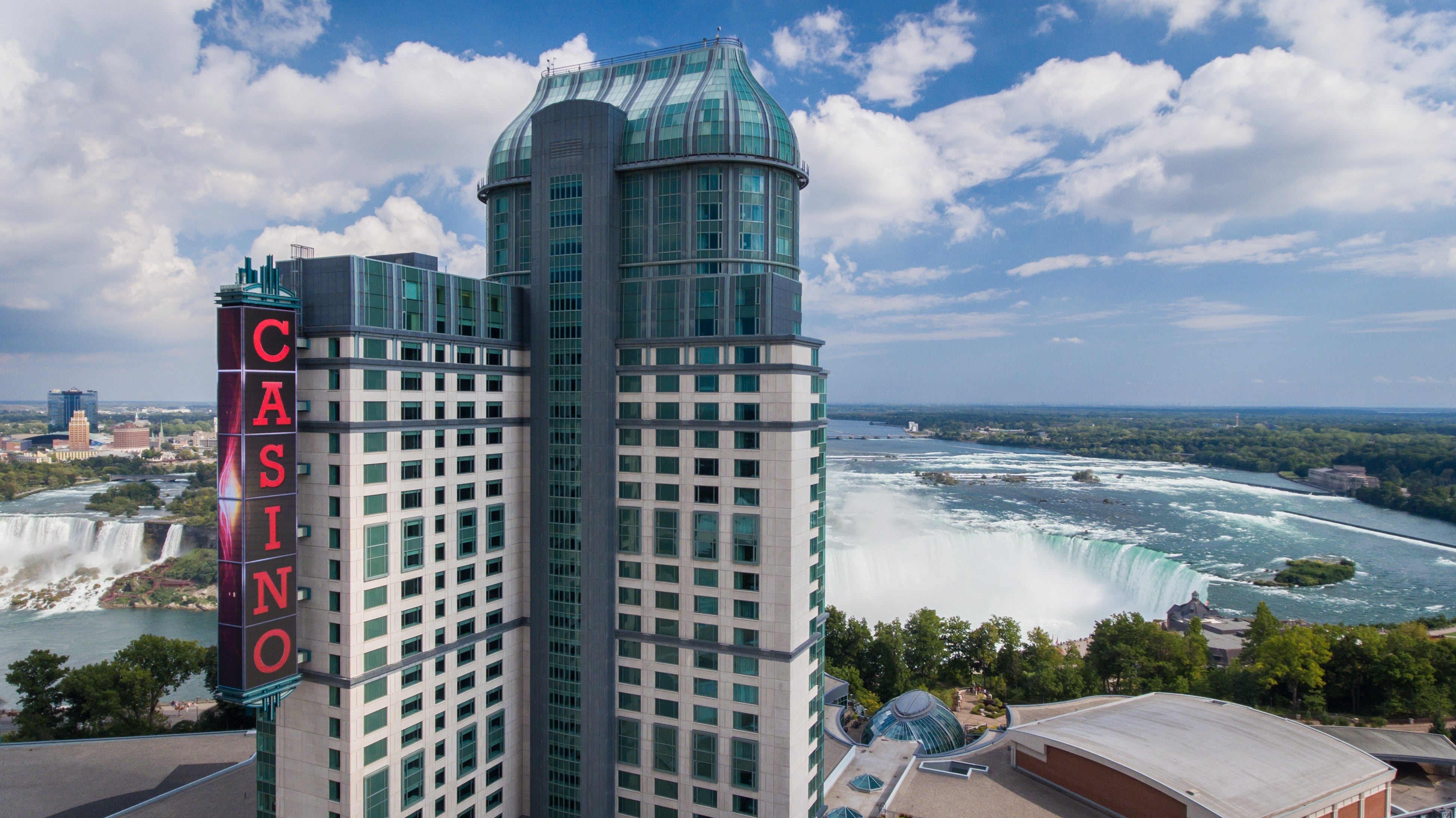 Le Fallsview Casino Resort, au-dessus de la gorge du Niagara.